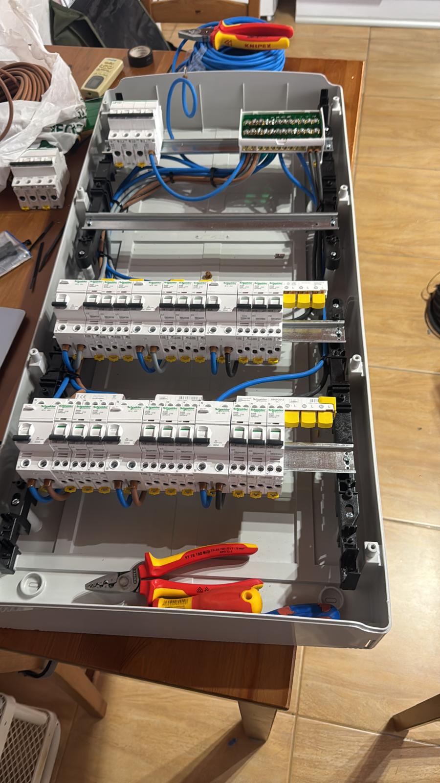 Montaje y cableado de un cuadro eléctrico en proceso